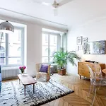 Champs-Élysées-Monceau-Luxury 2-Bedroom Apartment